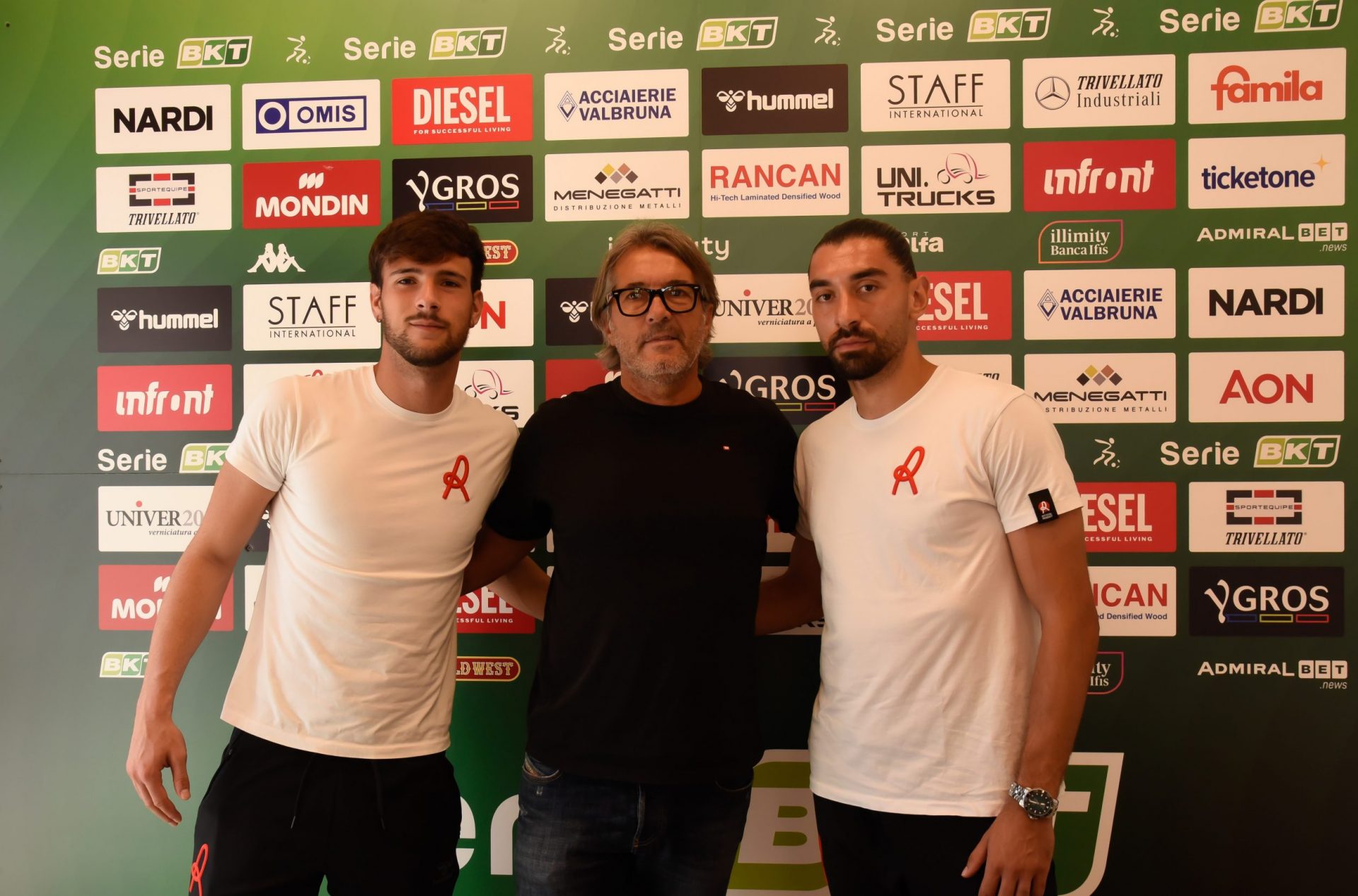 DA SX TANTALOCCHI ZAMUNER MERKAJ , VICENZA 040926 STADIO MENTI 
PRESENTAZIONE DEI GIOCATORI 
SILVIO MERKAJ ED ELIA TATALOCCI